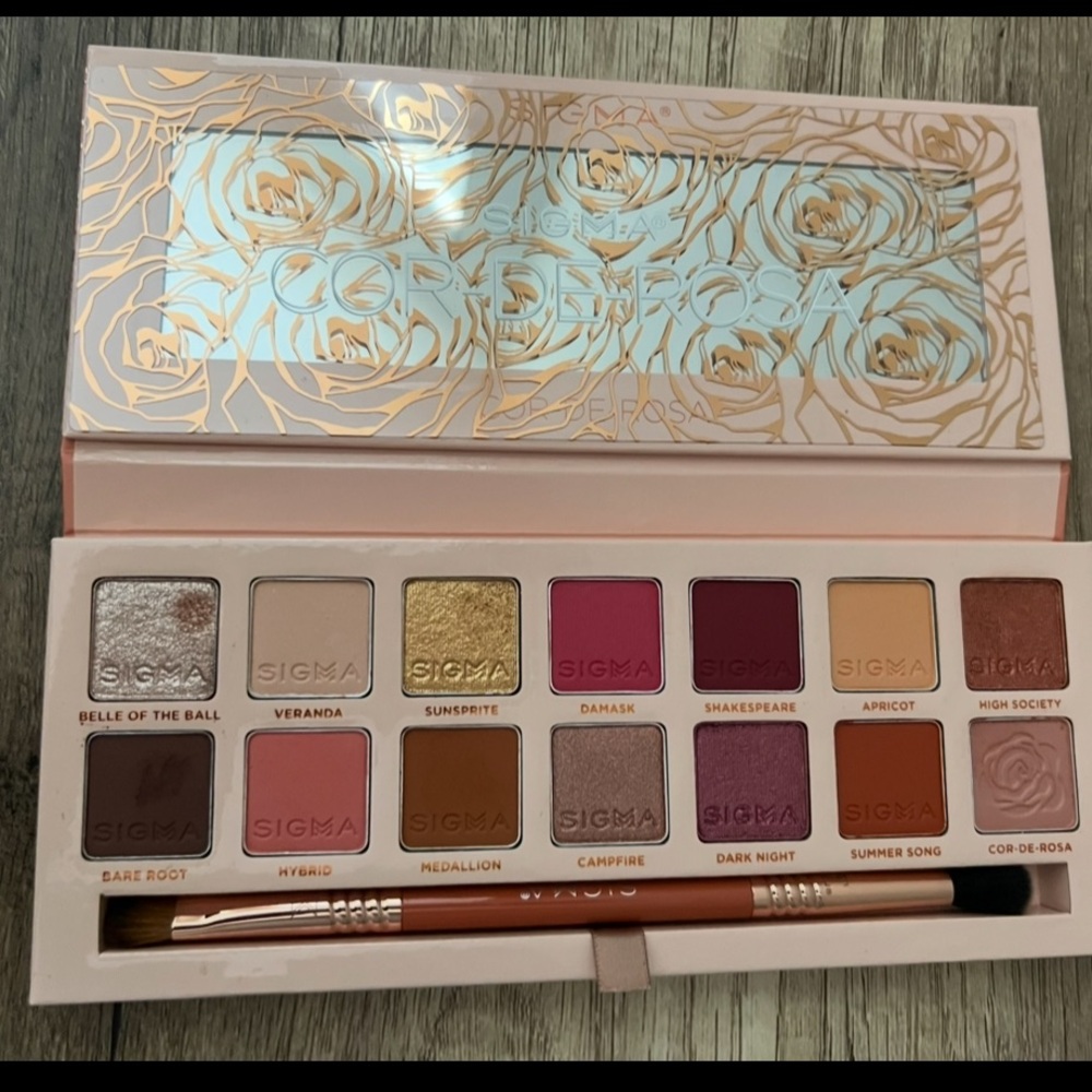 SIGMA BEAUTY
COR-DE-ROSA EYESHADOW PALETTE